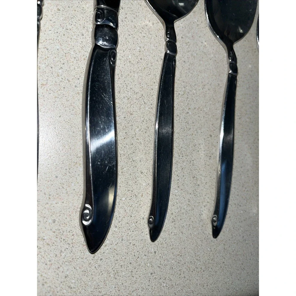 9 Piece Set ONEIDACRAFT PREMIER STAINLESS SHORELINE 3 Forks, 1 Knife & 5 Spoons.